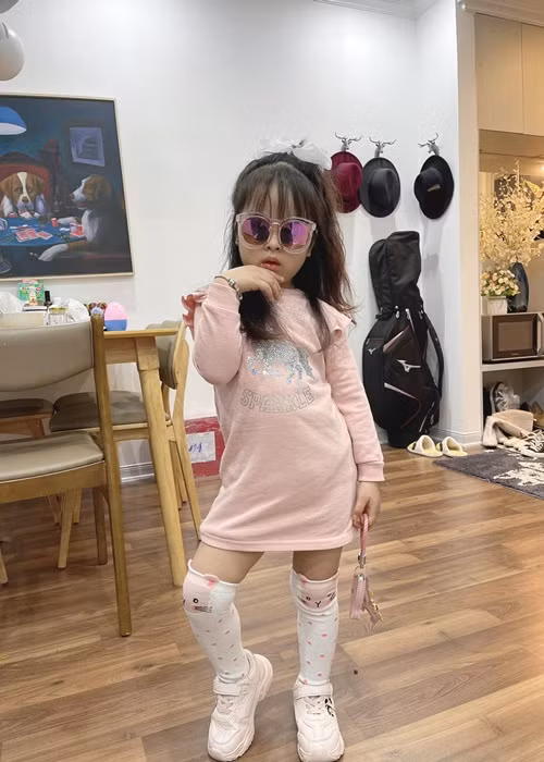 Bé Thóc được bố mẹ cho ăn mặc sành điệu ngay từ khi còn nhỏ.