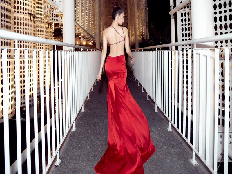 Nữ người mẫu sở hữu tấm lưng ong, vòng 3 nảy nở.