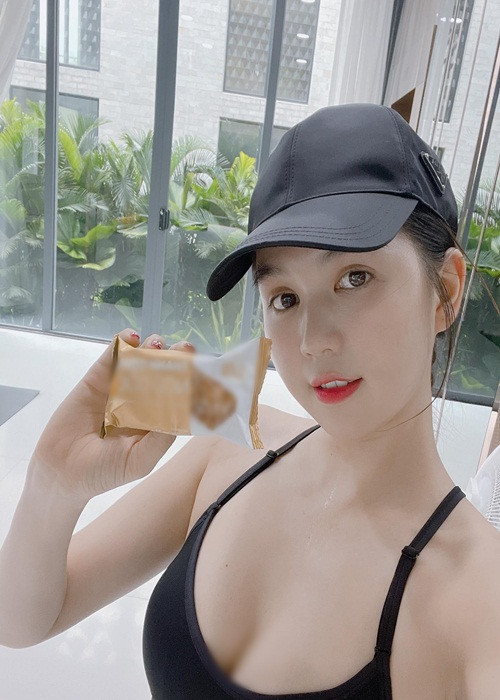 Theo Sohu, phong cách của Ngọc Trinh khác với Lâm Chí Linh. Trong khi Lâm Chí Linh gợi cảm, sang trọng, Ngọc Trinh thuộc tuýp người dễ thương.