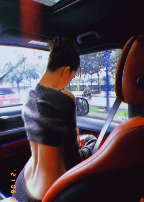 Ngọc Trinh khoe tấm lưng ong đốt mắt fan. Theo Sohu, chân dài gốc Trà Vinh sở hữu vòng eo hút mắt không cần qua chỉnh sửa.