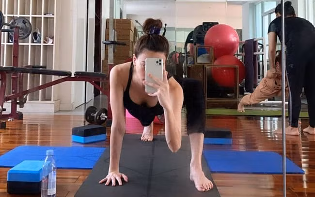 Hiểu được lợi ích của việc tập luyện thể dục thể thao với mẹ bầu, Hồ Ngọc Hà cũng kiên trì rèn luyện yoga khi mang thai cặp song sinh. Cô chia sẻ "Mọi người cứ hỏi sao bụng bự dần mà tay chân người ngợm vẫn nhỏ? Chắc do Hà gầy, chưa bao giờ mập. Hơn nữa Hà uống nhiều thuốc bổ, không uống nhiều sữa, ăn uống đủ chất và hạn chế tối đa tinh bột. Tôi chỉ uống nước trái cây, protein, ăn lành mạnh và đặc biệt sáng nào cũng tập yoga". 