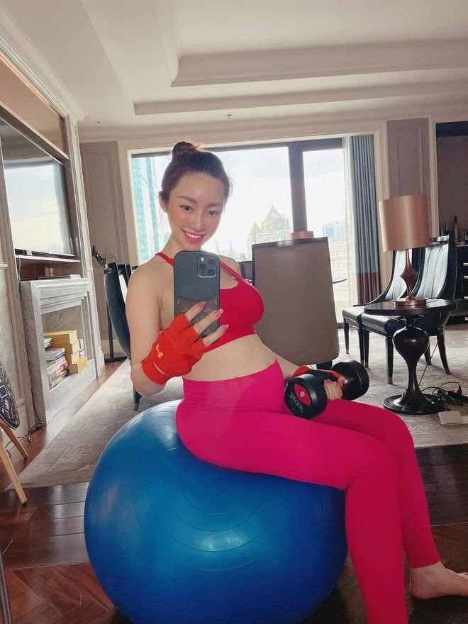 Lý Thùy Chang - bà xã của Chi Bảo nổi tiếng là người yêu thể thao.Đđến tận bây giờ, khi đã bầu bí vượt mặt, bà xã của Chi Bảo vẫn giữ thói quen lành mạnh này. Chỉ khác là thay vì tập luyện với cường độ mạnh, mỹ nhân Việt này chuyển sang những bài tập nhẹ nhàng hơn. Cô cho biết cô thường tập gym xen kẽ với bơi lội để không bị nhàm chán. Nhìn khoảnh khắc Lý Thùy Chang kiên trì tập luyện mỗi ngày dù bụng đã vượt mặt, ai nấy đều phải trầm trồ. Nhiều người cũng cho rằng chính nhờ kiên trì tập luyện nên Lý Thùy Chang mới giữ được vóc dáng thon gọn dù bụng khá to. 