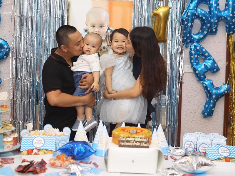 Trên trang cá nhân, bà xã của Chí Anh không công khai hình ảnh bên chồng con. Trong khi đó, Chí Anh thi thoảng đăng tải hình ảnh vợ con.