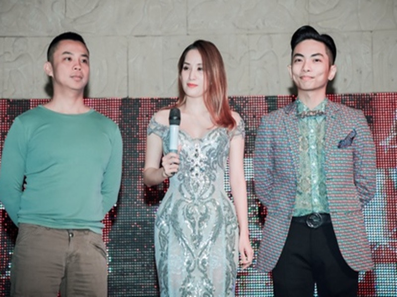 Ít ngày trước, trong livestream, Khánh Thi khóc, nói những câu không rõ ràng: "Mọi người đừng đi ra nha, đừng tin gì hết nha, ở đây sống không nổi đâu, bị lừa rồi, đừng tin ai". Trước đó, ngoài để chế độ "độc thân", Khánh Thi còn đăng liên tiếp 2 status về "trà xanh". Loạt động thái của Khánh Thi khiến cư dân mạng đặt nghi vấn tình cảm cô và Phan Hiển rạn nứt. Mới đây, tin đồn được làm sáng tỏ khi vợ chồng Khánh Thi dành cho nhau cử chỉ ngọt ngào trong livestream. Trước khi đến với Phan Hiển, Khánh Thi từng yêu Chí Anh.