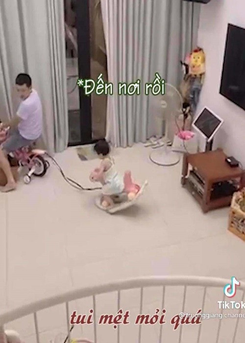 "Mười Khó" đạp xe chở cô con gái chơi trong nhà.