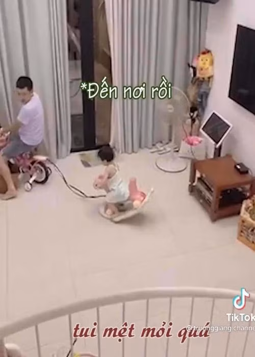 "Mười Khó" đạp xe chở cô con gái chơi trong nhà.