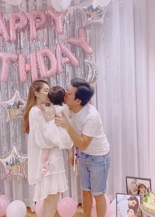 Vợ chồng Trường Giang chưa tiết lộ ảnh rõ mặt con gái. Tuy nhiên, có đôi lần, bé Destiny lộ một phần gương mặt đáng yêu. Tuy chưa lộ diện hoàn toàn, con gái của Nhã Phương là nhóc tỳ có lượng fan khá đông đảo.