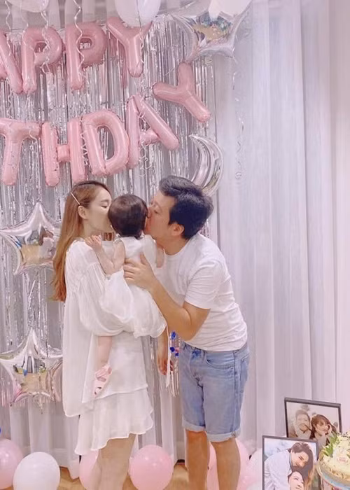 Vợ chồng Trường Giang chưa tiết lộ ảnh rõ mặt con gái. Tuy nhiên, có đôi lần, bé Destiny lộ một phần gương mặt đáng yêu. Tuy chưa lộ diện hoàn toàn, con gái của Nhã Phương là nhóc tỳ có lượng fan khá đông đảo.