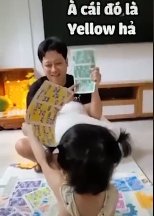 Bé Destiny không chỉ chơi mà còn học cùng bố.