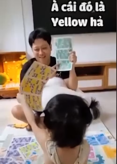 Bé Destiny không chỉ chơi mà còn học cùng bố.