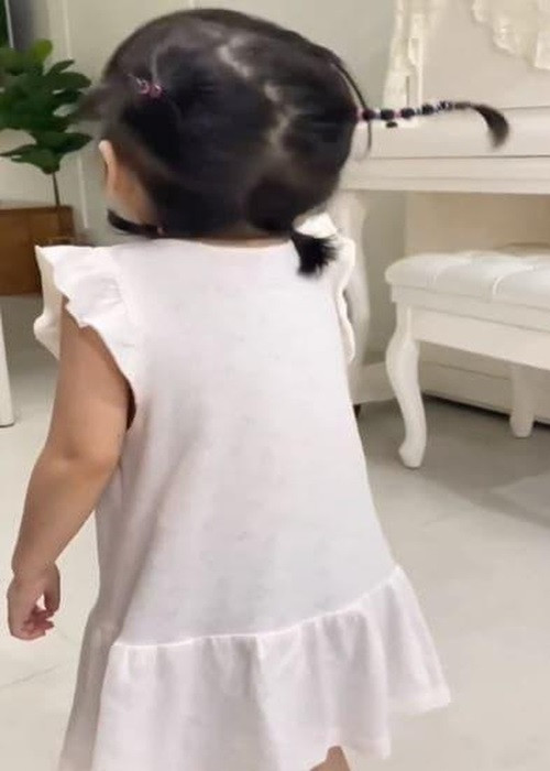 Con gái của Trường Giang dù còn nhỏ nhưng đã hiếu học. Cô nhóc đọc chữ cái và từ vựng tiếng Anh khá rõ ràng. Ngoài ra, bé Destiny còn nhớ hết các màu sắc.