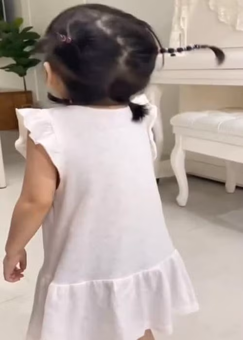 Con gái của Trường Giang dù còn nhỏ nhưng đã hiếu học. Cô nhóc đọc chữ cái và từ vựng tiếng Anh khá rõ ràng. Ngoài ra, bé Destiny còn nhớ hết các màu sắc.