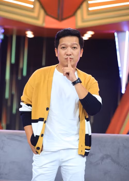 Trường Giang kết hôn với Nhã Phương năm 2018. Từ khi lập gia đình, nam danh hài không còn những hành động quá đà với các khách mời nữ.