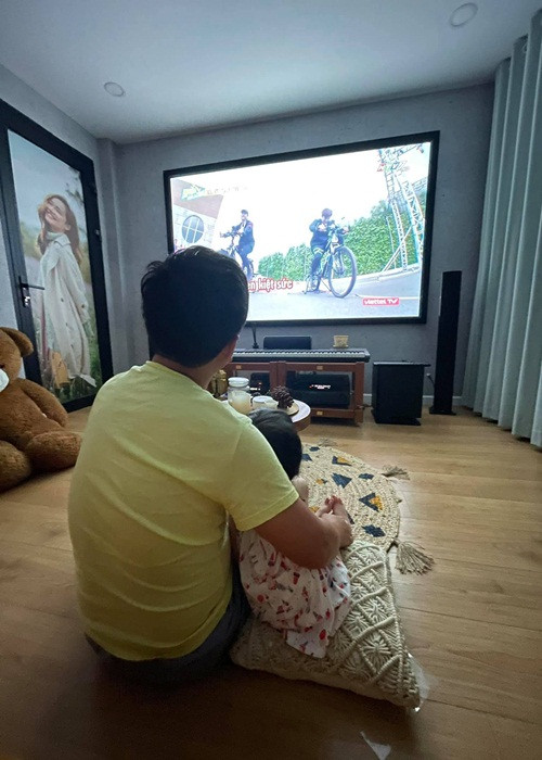 Trường Giang từng tiết lộ thêm về cuộc sống sau khi có con của mình: "Giờ có con nên toàn coi nhạc thiếu nhi thôi. Cho con bú xong mới đi quay".