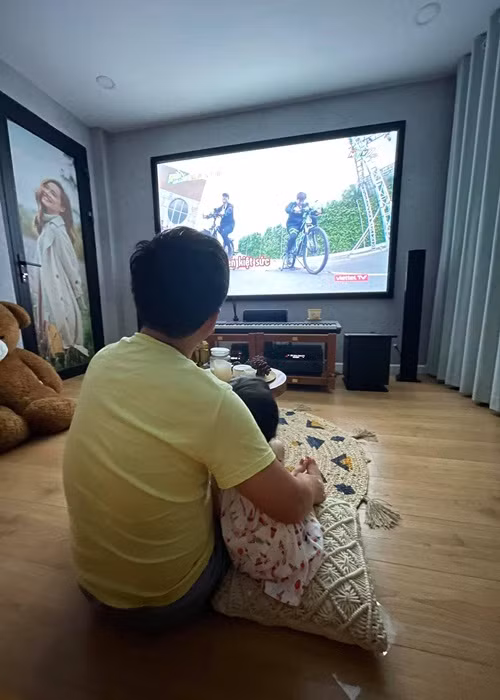 Trường Giang từng tiết lộ thêm về cuộc sống sau khi có con của mình: "Giờ có con nên toàn coi nhạc thiếu nhi thôi. Cho con bú xong mới đi quay".