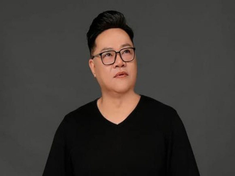 Ca sĩ Phi Hải qua đời vì COVID-19 ở tuổi 50 vào ngày 30/7. Ca sĩ Hương Giang - bà xã của Phi Hải chia sẻ trên Người Lao Động, cô rất đau xót khi những ngày cuối đời của anh vợ con không được nhìn mặt.