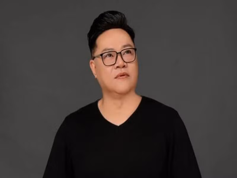 Ca sĩ Phi Hải qua đời vì COVID-19 ở tuổi 50 vào ngày 30/7. Ca sĩ Hương Giang - bà xã của Phi Hải chia sẻ trên Người Lao Động, cô rất đau xót khi những ngày cuối đời của anh vợ con không được nhìn mặt.