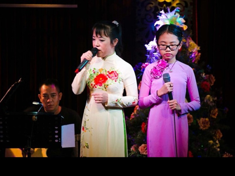 Ca sĩ Phương Quế Như bị lây nhiễm COVID-19 từ anh trai. Sau khi anh trai của cô mất, ngày 9/8, nữ ca sĩ được đưa vào bệnh viện. Ngày 16/8, cô ruột của Phương Mỹ Chi qua đời. Trước khi mắc COVID-19, Quế Như có đến 5 bệnh nền. Ảnh: Zing