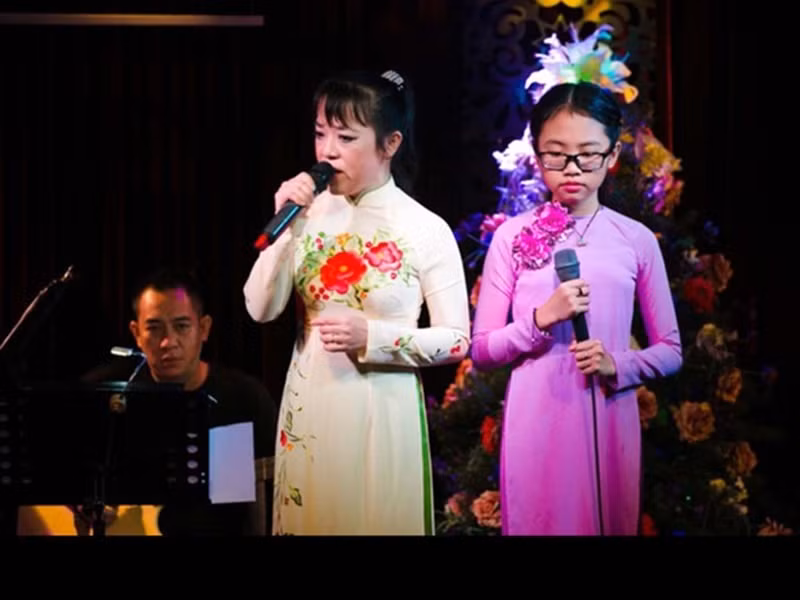 Ca sĩ Phương Quế Như bị lây nhiễm COVID-19 từ anh trai. Sau khi anh trai của cô mất, ngày 9/8, nữ ca sĩ được đưa vào bệnh viện. Ngày 16/8, cô ruột của Phương Mỹ Chi qua đời. Trước khi mắc COVID-19, Quế Như có đến 5 bệnh nền. Ảnh: Zing