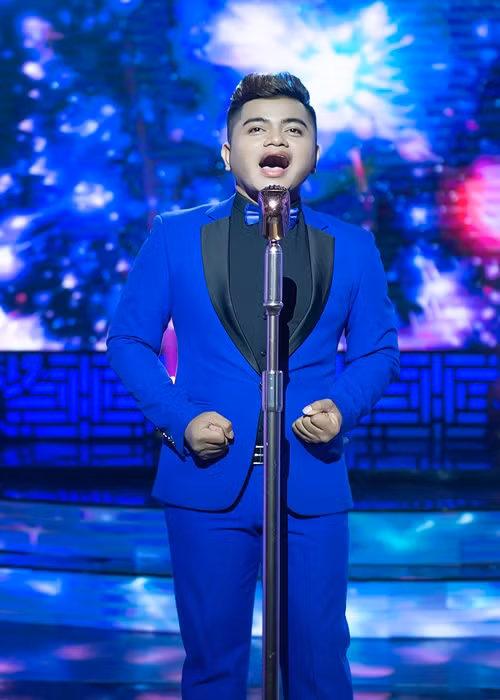 Trước Phi Nhung, không ít nghệ sĩ Việt cũng qua đời vì COVID-19. Y Jang Tuyn là một trong số đó. Nam ca sĩ phát hiện mắc COVID-19 vào đầu tháng 8. Đến ngày 20/9, Y Jang Tuyn ra đi ở tuổi 42.