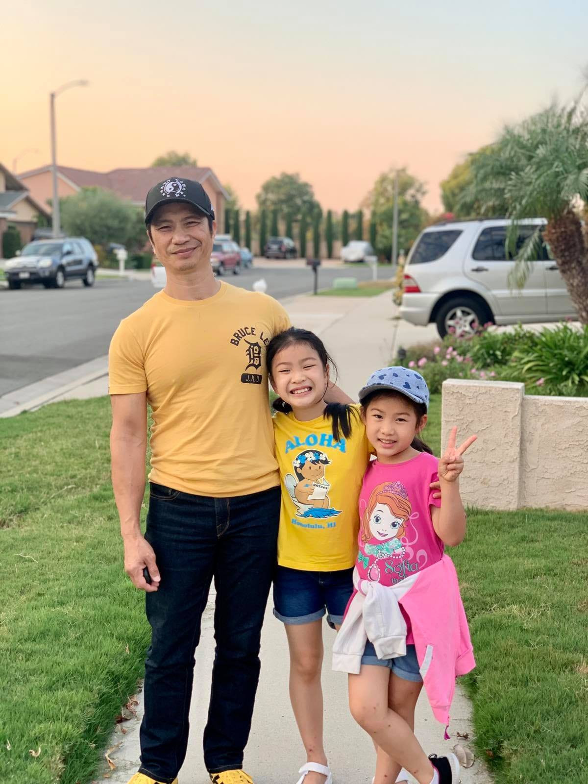 Khi vợ sinh con thứ 3, Dustin Nguyễn chủ động chia sẻ việc nhà, tạo điều kiện để vợ nghỉ ngơi, bồi dưỡng hồi phục sức khỏe.