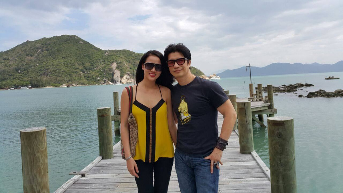 Bebe Phạm từng chia sẻ, Dustin Nguyễn là một người chồng, người cha rất tốt. Còn Dustin Nguyễn khen ngợi vợ có những phẩm chất tốt mà theo anh khó tìm thấy ở phụ nữ có nhan sắc.