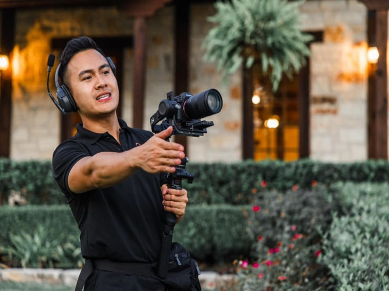 Con trai Hoài Linh thường xuyên chia sẻ hình ảnh đi chụp ảnh, quay phim cho studio.