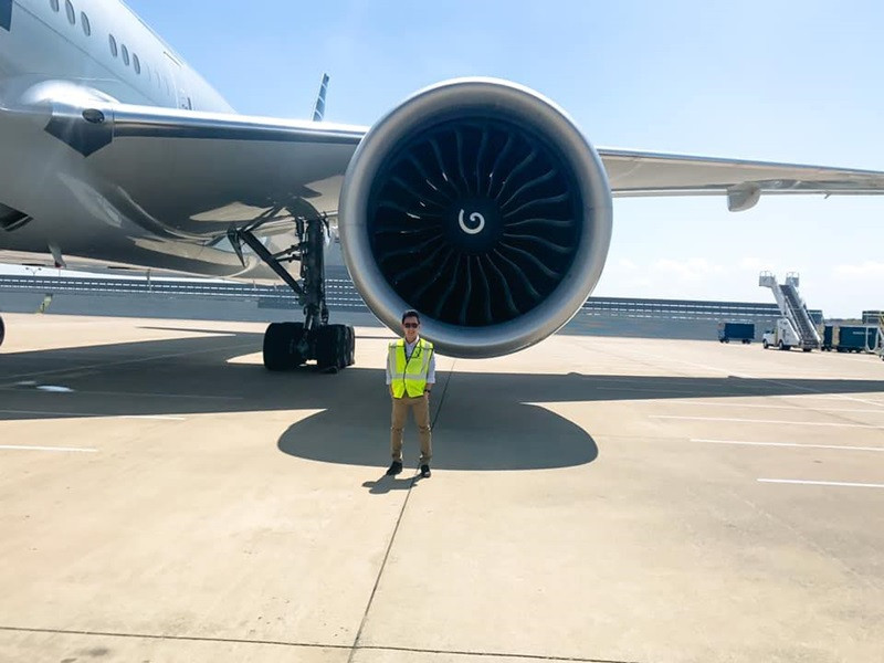 Công việc của Thành Vinh là xem xét lại những công đoạn sửa, bảo trì và thiết kế lại máy bay sao cho đúng với luật hàng không tại Mỹ, đồng thời làm việc với nhân viên chính phủ Mỹ FAA để giải quyết những vấn đề nếu có sai sót xảy ra.