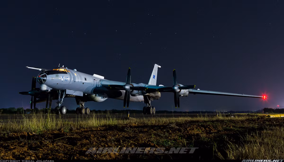 Với trọng lượng cất cánh tối đa lên tới 185 tấn, Tu-142MK-E được xem là máy bay săn ngầm lớn nhất thế giới, lớn gấp 3 lần P-3C Orion của Mỹ. Máy bay có sải cánh lên tới 50m, cao 12,12m, dài 53,08m. Nguồn ảnh: Airlines.net