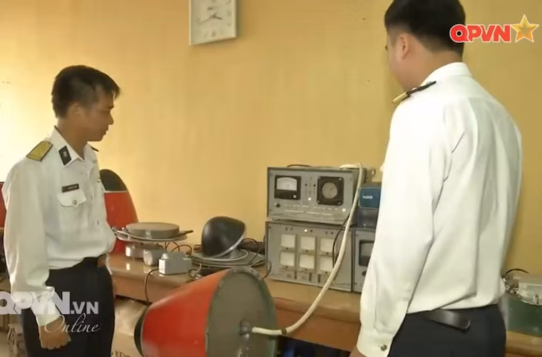 Theo các cán bộ Viện Kỹ thuật Hải quân, đầu tự dẫn này giúp ngư lôi gia tăng khoảng cách và độ chính xác trong phát hiện mục tiêu. Rất tiếc, không rõ đầu tự dẫn này dùng cho kiểu mẫu ngư lôi nào trong quân đội ta. Nguồn ảnh: QPVN