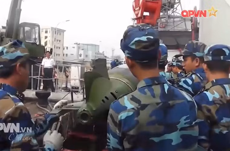 Hiện nay, Việt Nam được trang bị rất nhiều loại ngư lôi do Liên Xô/Nga sản xuất, nhưng cơ bản chủ yếu gồm 2 cỡ: 400mm (chủ yếu trên tàu Petya 159A) và 533mm. Ảnh: Nạp ngư lôi 533mm SET-53 lên tàu săn ngầm Petya 159AE. Nguồn ảnh: QPVN