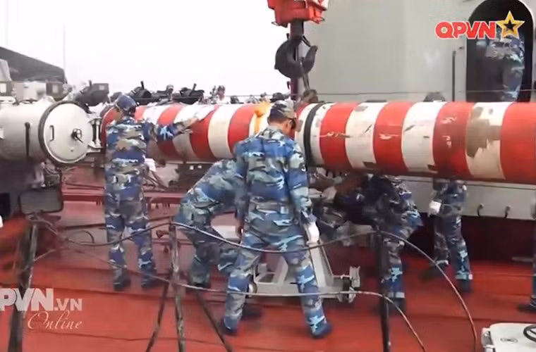 Dẫu vậy, việc chế tạo thành công đầu tự dẫn ngư lôi mở ra hướng phát triển mới – đó là chế tạo hoàn toàn ngư lôi trong nước thay vì sử dụng sản phẩm ngoại nhập. Qua đó, tiết kiệm đáng kể ngân sách Nhà nước trong bối cảnh đất nước còn gặp khó khăn kinh tế nhất định. Nguồn ảnh: QPVN