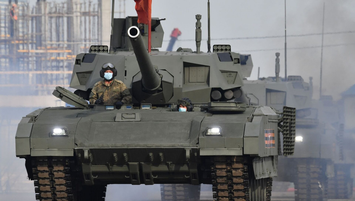 Một số trang tin quân sự cho rằng chiếc T-14 xuất hiện tại Ukraine đang gặp phải hiểm họa như T-90M – mẫu xe tăng hiện đại nhất của dòng T-90, nhưng lại liên tục bị quân đội Ukraine chiếm giữ.