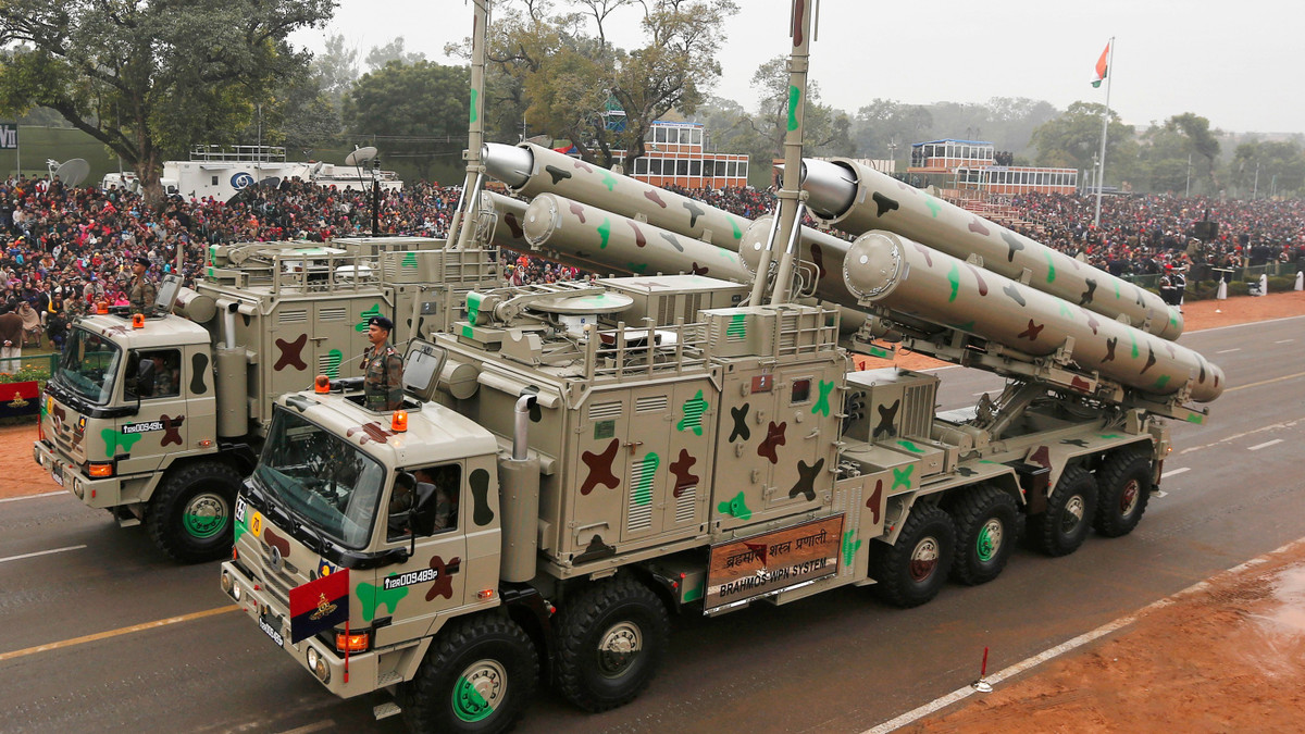 Nó đã được thử nghiệm lần đầu năm 2001. Hiện tại, Ấn Độ đang sử dụng tên lửa BrahMos cho lực lượng Quân đội, Hải quân và cả Không quân.