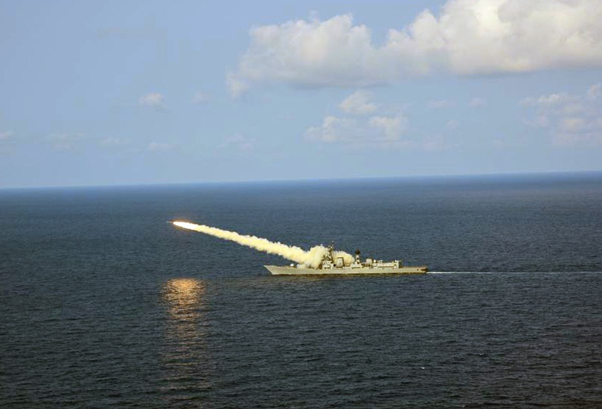 BrahMos có hai giai đoạn trong khi được phóng đi. Ở giai đoạn 1 sau khi phóng, nó sử dụng hệ thống đẩy bằng nhiên liệu rắn. Giai đoạn hai sẽ sử dụng nhiên liệu lỏng để đi hết quãng đường.