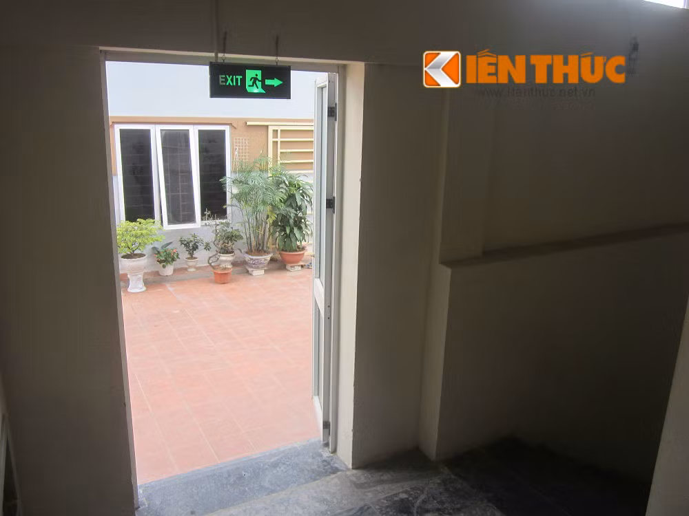 Để lấp liếm hành vi vi phạm pháp luật này, chung cư đã đặt tên cho tầng chui này là 30A. Ảnh chụp 1 căn hộ trái phép trên tầng 30A. Thang máy của tòa nhà cũng không lên tới tầng này mà chỉ dừng lại ở tầng 30, sau đó muốn lên tầng 30A trái phép phải lách qua một lối thoái hiểm, đi cầu thang bộ mới tới nơi. Điều này không phải ai cũng biết.