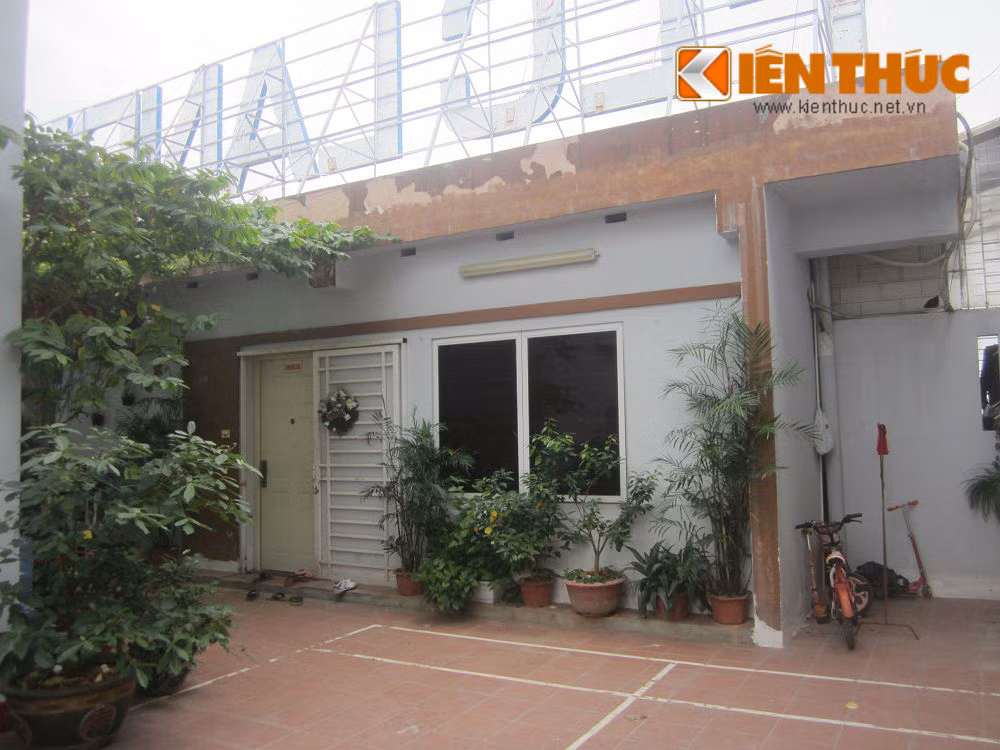 "Giá khoảng mỗi căn hộ này khoảng 18 triệu đồng/m2, rẻ hơn nhiều so với những căn hộ đúng pháp luật ở tầng dưới (trên 20 triệu đồng/m2)", chị M.H, một người từng có ý định mua căn hộ tại đây được nhân viên bán hàng tư vấn cho biết.