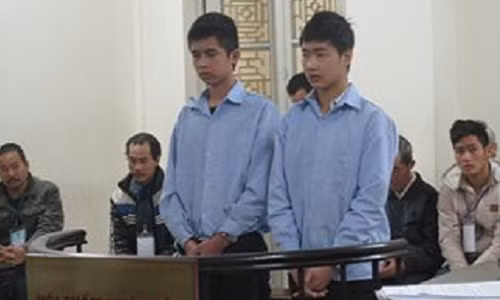 Ha Noi: Hai thieu nien dung bua giet nguoi cuu mang minh