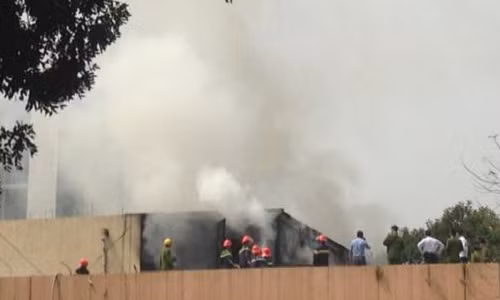 Lực lượng PCCC tiến hành dập lửa.