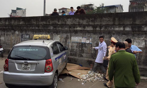 6. Taxi Thanh Nhàn mất lái, đâm chết người ở Hà Nội Khoảng 16h10 ngày 3/3, một chiếc taxi Thanh Nhàn mất lái lao lên vỉa hè phố Hồng Hà đoạn qua cầu Chương Dương (quận Hoàn Kiếm, Hà Nội). Chiếc xe thuộc loại 4 chỗ BKS 31F – 0967. Khi lao lên vỉa hè, chiếc taxi Thanh Nhàn này đã đâm trúng một cụ bà dắt tay một bé khoảng 2 tuổi đang đứng bên đường. Sau khi bị xe taxi "điên" húc, bà cụ tử vong tại chỗ. Cháu bé đưa đưa đi cấp cứu nhưng đã tử vong vào sáng ngày 4/3.