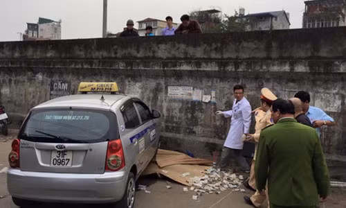 6. Taxi Thanh Nhàn mất lái, đâm chết người ở Hà Nội Khoảng 16h10 ngày 3/3, một chiếc taxi Thanh Nhàn mất lái lao lên vỉa hè phố Hồng Hà đoạn qua cầu Chương Dương (quận Hoàn Kiếm, Hà Nội). Chiếc xe thuộc loại 4 chỗ BKS 31F – 0967. Khi lao lên vỉa hè, chiếc taxi Thanh Nhàn này đã đâm trúng một cụ bà dắt tay một bé khoảng 2 tuổi đang đứng bên đường. Sau khi bị xe taxi "điên" húc, bà cụ tử vong tại chỗ. Cháu bé đưa đưa đi cấp cứu nhưng đã tử vong vào sáng ngày 4/3.