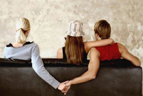 4. Từ 1/7/2016, ngoại tình có thể bị phạt tù đến 3 năm Theo quy định tại Điều 182 Bộ luật hình sự 2015 có hiệu lực từ ngày 01/7/2016, người nào đang có vợ, có chồng mà kết hôn hoặc chung sống như vợ chồng với người khác hoặc người chưa có vợ, chưa có chồng mà kết hôn hoặc chung sống như vợ chồng với người mà mình biết rõ là đang có chồng, có vợ, thì bị phạt cảnh cáo, phạt cải tạo không giam giữ đến 1 năm hoặc phạt tù từ 3 tháng đến 1 năm.