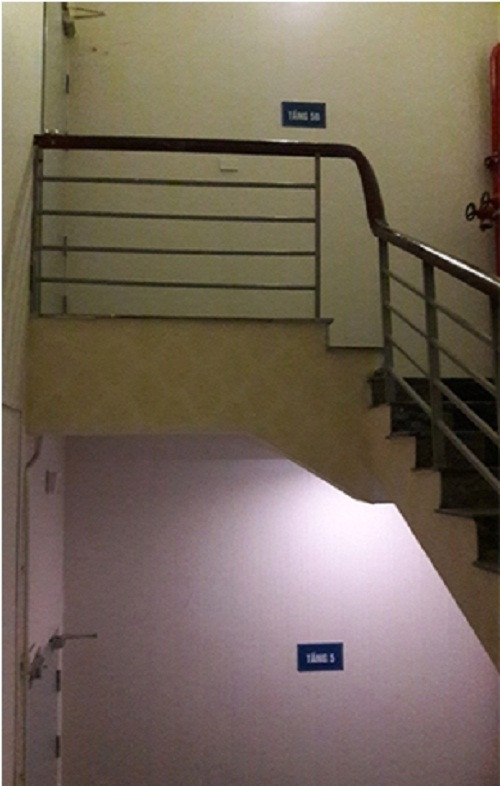 Cũng như 18 căn hộ xây “chui” trên sân thượng, chủ đầu tư cao ốc đã tính toán “ngụy trang” rất kỹ, khiến ngay cả những cư dân sinh sống tại đây cũng không ngờ tới. Đây là hình ảnh tầng 5 thật và tầng 5... "đẻ thêm" trong khu văn phòng cho thuê cao ốc này - Ảnh nguồn: VTC News.