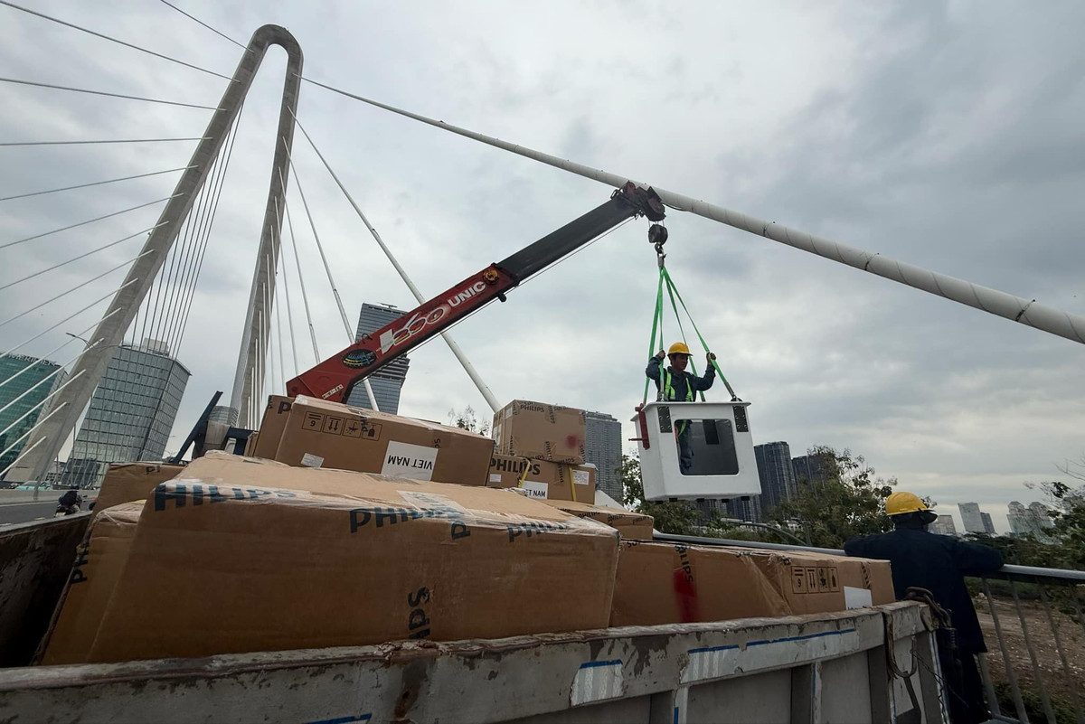 Một người phụ trách công việc tại hiện trường cho biết, đèn mỹ thuật sẽ đưa màu sắc, chiếu thẳng lên các dây văng tạo thành ánh sáng lung linh rực rỡ về đêm.