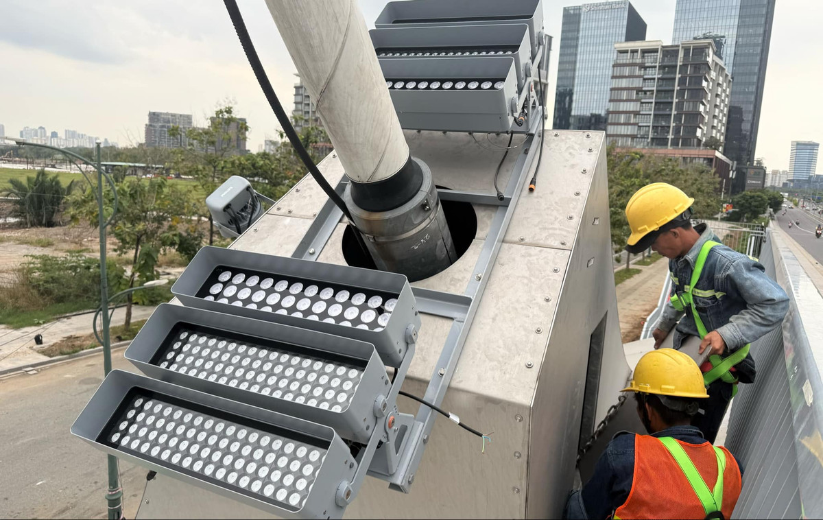 Các dàn đèn được lắp ngay ụ dây văng chiếu thẳng trực tiếp lên các thanh dây cầu...