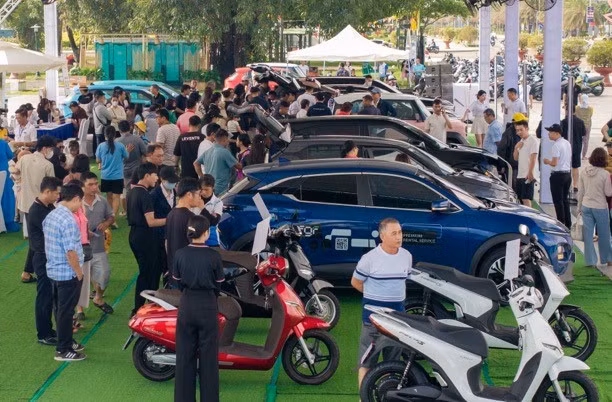 Nam ky su me va yeu VinFast VF 7 tu anh nhin dau tien-Hinh-3