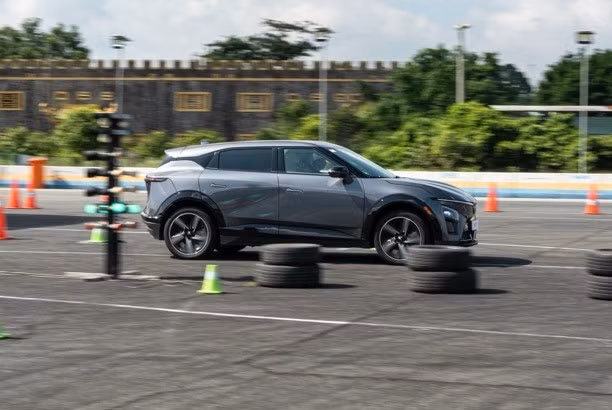 Nam ky su me va yeu VinFast VF 7 tu anh nhin dau tien-Hinh-2