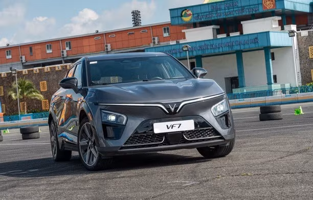 Nam ky su me va yeu VinFast VF 7 tu anh nhin dau tien