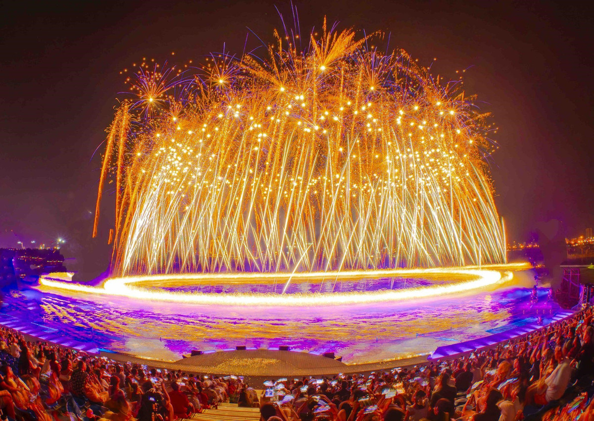 Nha vua va Hoang hau Bi ngam canh dep Cat Ba tu tren khong-Hinh-4