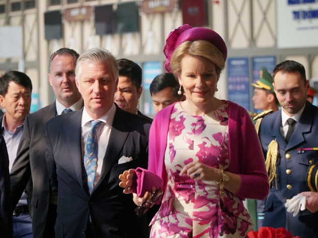 Nha vua va Hoang hau Bi ngam canh dep Cat Ba tu tren khong-Hinh-2